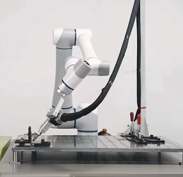 Oszczędzaj szerokiego zastosowania cobota z 6-osiowym robotem współpracującym o zasięgu 1300 mm do spawarek