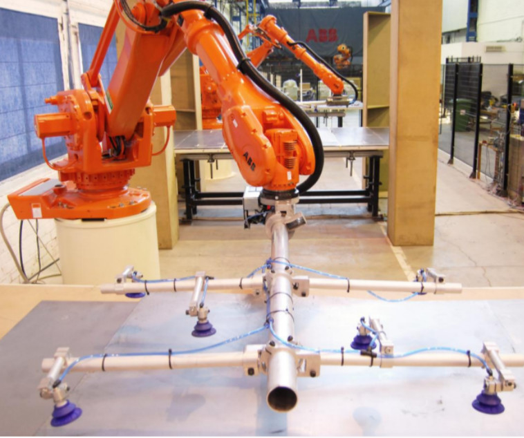 Robot spawalniczy Kuka Abb chwytający panele słoneczne w przemyśle fotowoltaicznym jako śrubokręt