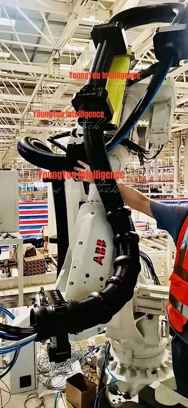 Mechaniczne ramię robota Abb na sprzedaż Linia akumulatorów dozujących ABB IRB 6700 2600 mm