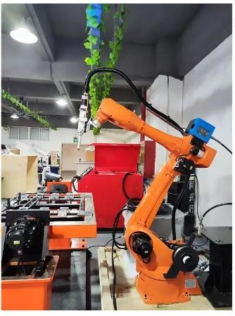 2000W automatyczny system robota spawalniczego laserem światłowodowym 6-osiowa lutownica laserowa do metalu aluminium