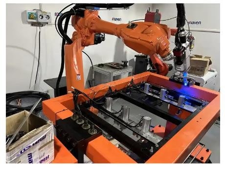 2000W automatyczny system robota spawalniczego laserem światłowodowym 6-osiowa lutownica laserowa do metalu aluminium