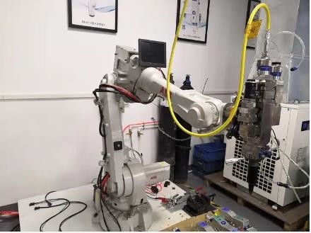 System robota spawalniczego laserem światłowodowym ABB Kuka Fanuc 6-osiowa głębokość ramienia robota 0,04-6 mm