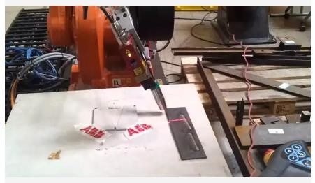 System robota spawalniczego laserem światłowodowym ABB Kuka Fanuc 6-osiowa głębokość ramienia robota 0,04-6 mm