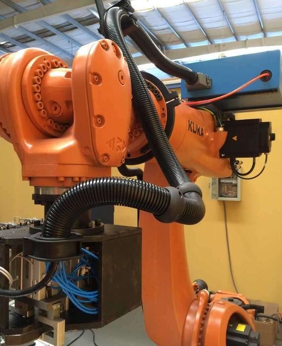 Zastosowalny robot z materiałami gumowymi do zastosowań spawania